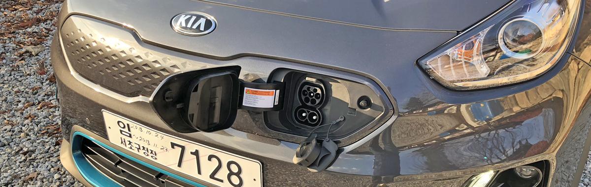 The Kia e-Niro uses the CCS charging standard, which consists of a combined AC and DC inlet port. The top portion of the inlet is for the Type 2 connector, which is used when charging at home or at public slow and fast AC points. The lower section beneath